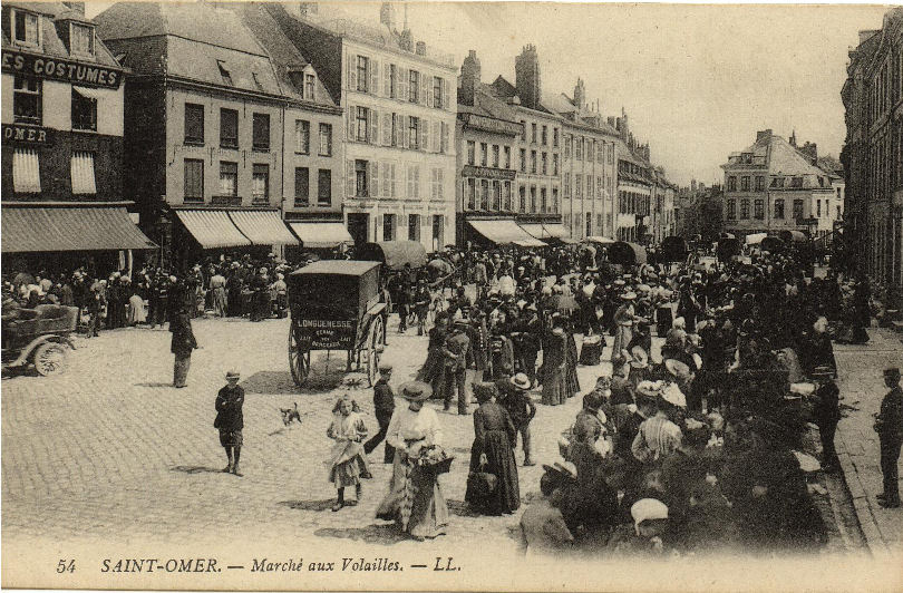 Il y a beaucoup de charrettes tirées par un cheval,mais sur la gauche de cette vue on aperçoit une voiture automobile ce qui était rare à l'époque.